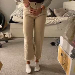 BEIGA JEANS - Ett par jeans från Lager 157 som tyvärr är för korta för min smak. I strl S och en kortare passform, jag är hyfsat långa ben. Använda max 3 gånger på grund av inte min smak, i fint skick men lite skrynkliga pga legat i byrån länge. Stryker innan leverans om det skulle önskas. Nypris 500kr, säljer för 250kr. Pris kan diskuteras!