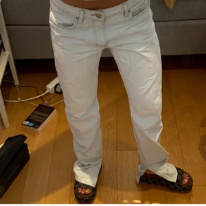 Zara jeans - Ljusa Zara jeans med slits och låg midja som inte säljs längre. Aldrig använda då dom va försmå, sista bilden är så man ser vilken modell det är ❤️❤️