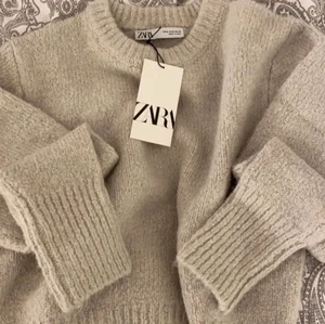 Stickad tröja zara - Jätte fin beige/grå stickad tröja från zara!! Knappt använd💕🙌🏼Första bilden är lånad🌟Skriv privat för fler bilder!!💞💞säljer endast vid bra bud!!!! Köp direkt för 300!💖