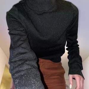 Glittrig topp från ivyrevel  - Ett så kallat limited edition, IVY REVEL. Finns ju inte mer, *gråter*… för kläderna var to die for!! Här t.ex min go to party top många vändor, en ”stickad”, glittrig, liiite kort (sådär perfekt så till högmidjade jeans kan du ändå stoppa in den) tröja med lååång ärm😍 fantastisk, och ett tag i gymnasiet hade jag den till jeans, LIKA SNYGGT. Den långa ärmen gör skitmycket!! Det gör ont men används ej längre, jag har andra partytoppar nu… 😢