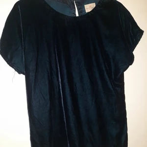 T-shirt  - Säljer denna blåa tröja. Då jag inte kan ha den längre. Jätte fin och vacker tyg. 