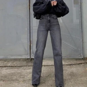 Jeans - Säljer mina knappt använda gråa high rise zara jeans! Helt slutsålda och köpta för 400kr ☺️