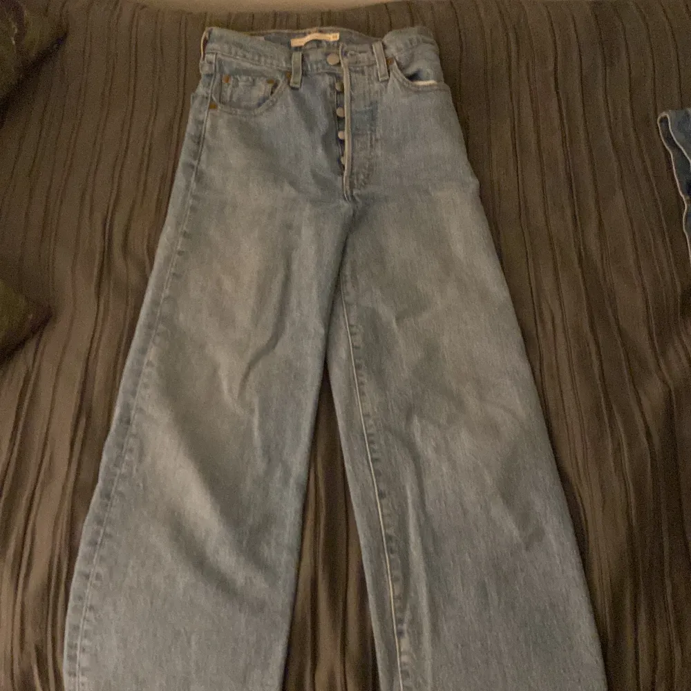 Levis jeans som har blivit för små för mig i benen som har ganska långa ben, de är i välldigt bra skick ❤️ de är mellan high och mid waist . köpte de för ett halv år sen . Jeans & Byxor.