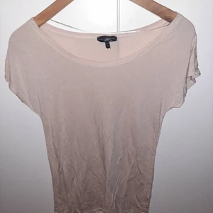 T-shirt  - Fin ljus t-shirt. Säljer då jag inte använder. Den är som ny. 