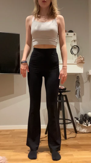 Bootcut tights - Svarta tights med bootcut ⭐️ köpare står för frakt, spårbar eller inte. Pris kan diskuteras 