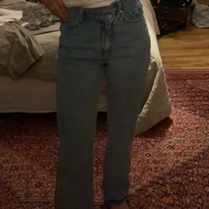 Weekday jeans skew  - W/28 L/30 sitter som S eller 36/38 jag är 169 och de går hela vägen ner och träffar precis på skorna på mig. För övrigt skit snygga jeans från weekday som knäpps åt på sneden, andvända ett par gånger men väldigt fräscha och ser i princip nya ut. Säljer dessa för att de tyvärr inte kommer till någon andvänding💕💕  betalning via swish