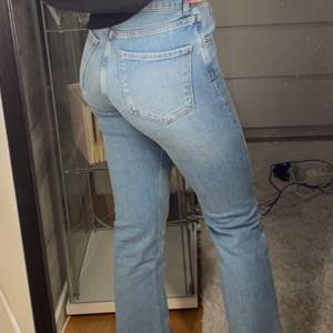 Fina jeans i storlek 34 men jag är 1,60 och kan typ att dom är lite för korta men det är nog en smak sak. Dom är använda ugnefär 2-3 gånger (Frakten är redan beräknad i priset!) 