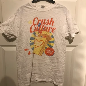 Conan Gray merch - Officiell Conan Gray merch, med crush Culture tryck. Med både graphic och citat från låten. Riktigt snygg men används tyvärr inte längre relativt smal model storlek M