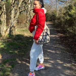 RED PUFFER JACKET - RED PUFFER 🌶 storlek 38 från ginatricot. Välanvänd därav billigt pris. 