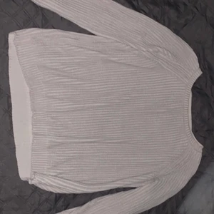 Stickad Tröja - Storlek M, använde den några gången, köpte den för ungefär halv är sen, köpte för 100kr och säljer för 80kr