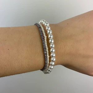 Pärlarmband  - Handgjorde pärlarmband från vårat uf företag. Finns i 4 olika färger, vit, blå, grön och rosa, och vi skänkar 20% till olika välgörenheter. 💕💕 man får med ett stort och två små som på bilden 😍 GRATIS FRAKT!!!