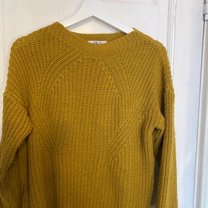 Gul stickad tröja - Säljer denna fina gula stickade tröja, det är en M men fungera också som s/xs 🥰💖