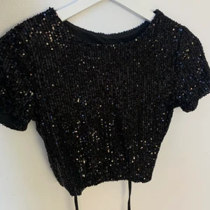 Topp från Newyorker, XS - Helt ny topp från New Yorker, aldrig använd i storlek XS. Öppen i rygg med knytband.