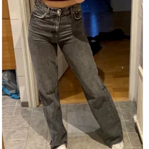 Zara jeans - Säljer jättefina jeans från Zara i väldigt fint skick. De är högmidjade och full lenght 🤍 Jeansen är i nyskick och har aldrig kommit till användning. Köp direkt för 500