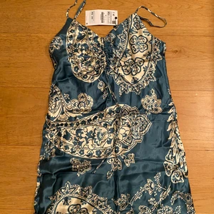 Fin Zara klänning!  - nyskick. etiketten sitter kvar. säljer endast vid bra bud! 💞