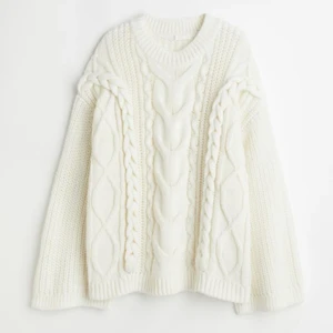 Stickad tröja - Vit stickad oversized tröja från hm som är slutsåld i nästan alla storlekar, säljer endast vid bra pris! Aldrig använd och prislappen kvar🥰