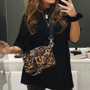 Nunoo bag leopard - Säljer min fina nunoo bag i leopard skinn. Använt den ganska flitigt, som ni ser på sista bilden. Päls har försvunnit på baksidan och innersidan på bandet. Men inget som syns när man väl har på sig den eller på framsidan😊 köpte den för ungefär 1700kr!✨✨