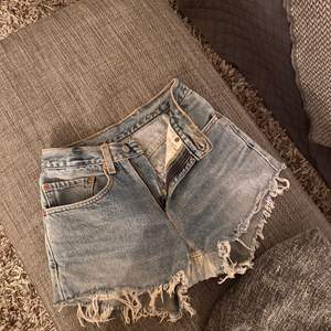 Superfina jeans shorts i storlek 36 