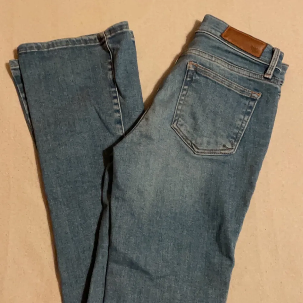 Utsvänga blåa jeans från bikbok i storlek XS. Använda en gång. Nypris 599kr. Skriv om ni vill ha en bild där jag provar dom.. Jeans & Byxor.