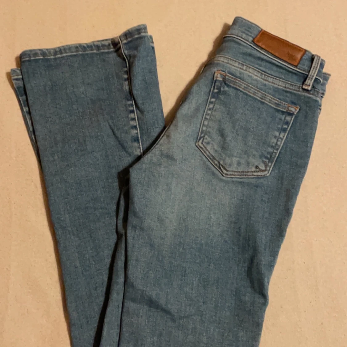 Utsvängda jeans strl XS - 90