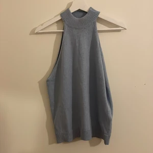 Stickad top/linne - Säljer detta sköna och fina linne köpt från Vero Moda. Storlek S.