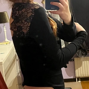 Tröja - Fin tröja med en öppen, detaljerad rygg☺️