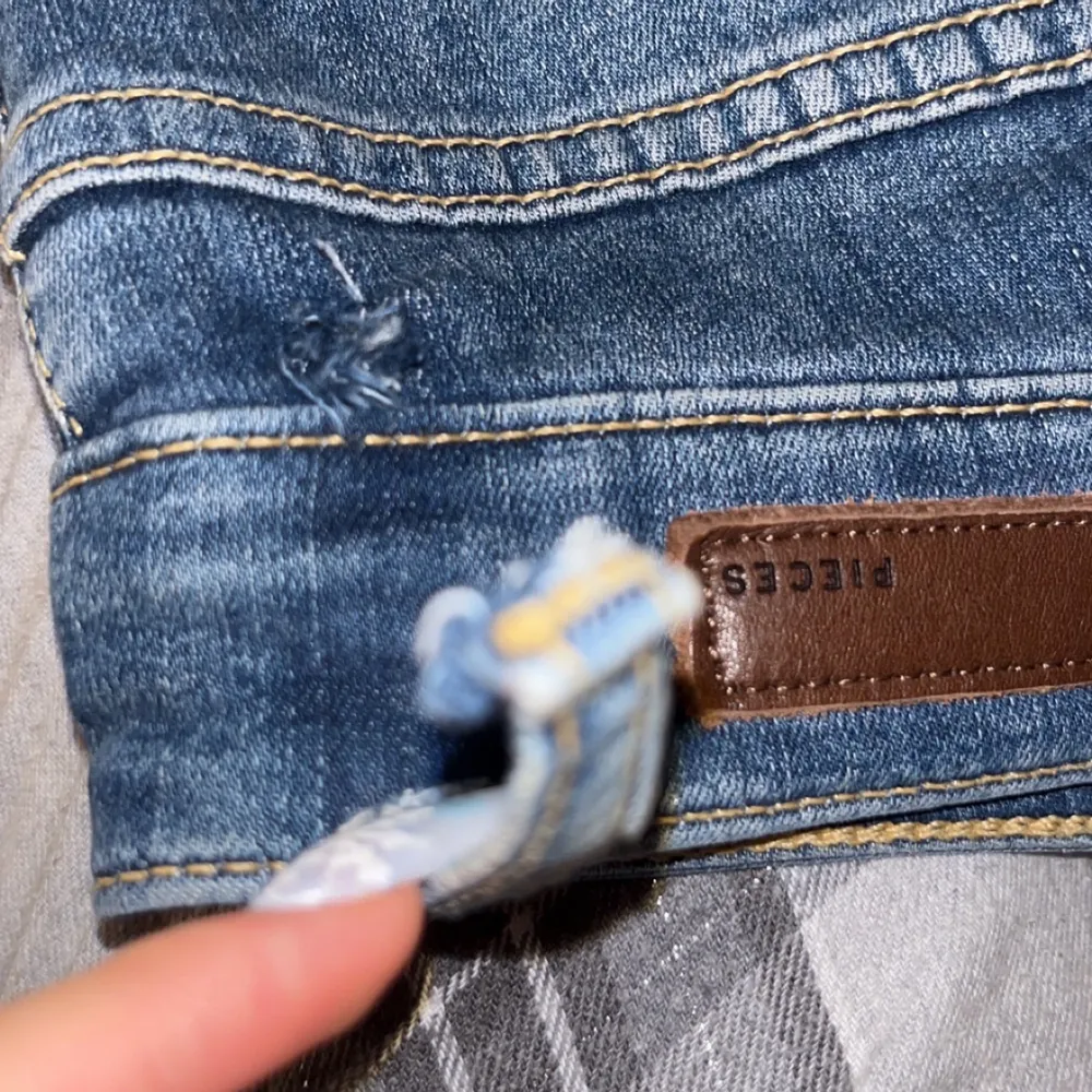 Jeans från Pieces, skärp ”hållarna” på sidorna har gått upp men kan sy tillbaka de för 80kr extra. Jätte fina jeans men säljer då dem inte kommer till användning så jag inte är ett större fan av jeans.. Jeans & Byxor.