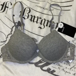 BH 75a - Bh med push up och spetsdetaljer från H&M. Helt ny med tags kvar. Stl 75a. 80kr+frakt. 💗