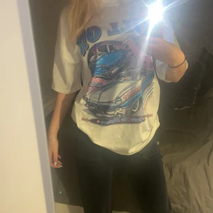 Oversized tee-shirt! - Säljer en oversized tee-shirt med ett coolt tryck som jag använt fåtal gånger. Den är i nyskick! Jag köpte den från Shein för ett tag sen, jag säljer den eftersom jag aldrig använder den! Den är i storlek M/38. Materialet är väldigt lent och skönt.☺️