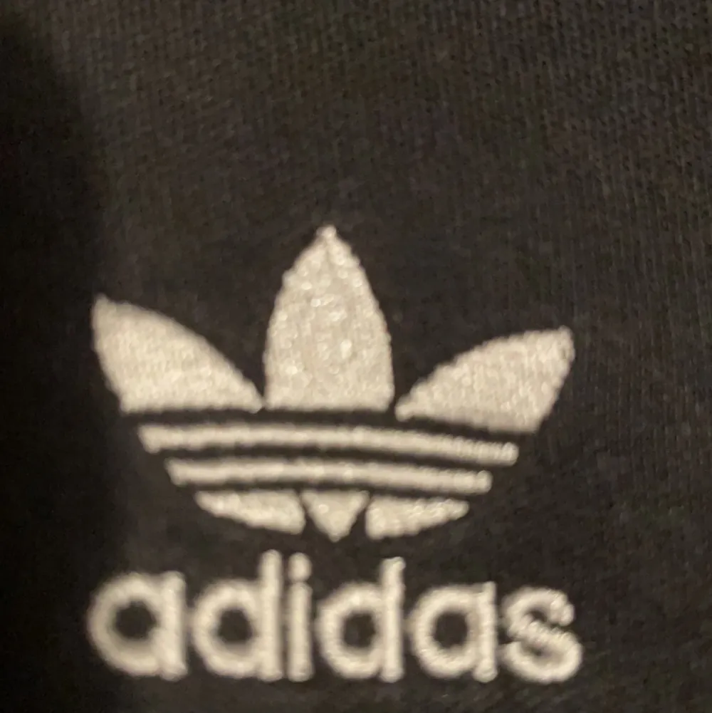 Svart Adidas magtröja hoodie storlek S. Lite urtvättad. Hoodies.