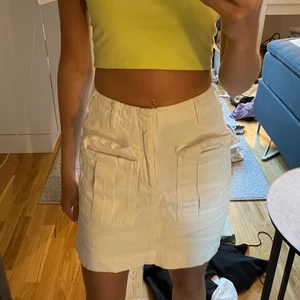 Vit kjol - Cool vit kjol ifrån ginatricot. Använd en del men i fint skick! Storlek Xs 🤩