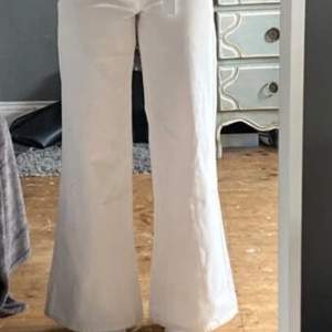Ett par vida jeans som är i färgen vit och strl S (26). De är i nyskick. 