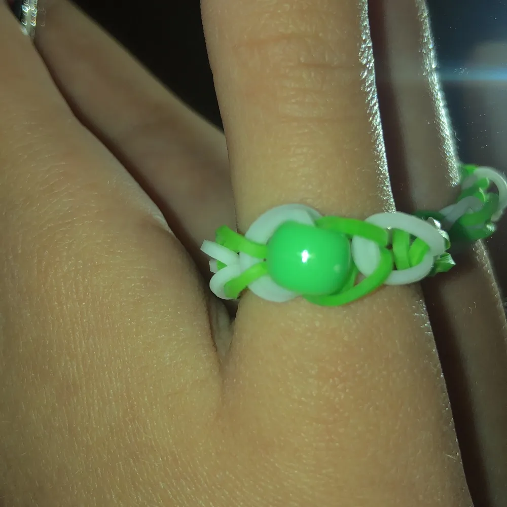 Säljer denna ringer som är hemgjord för 18kr. Som är i färger vit och grön med en pärla i mitten.. Accessoarer.