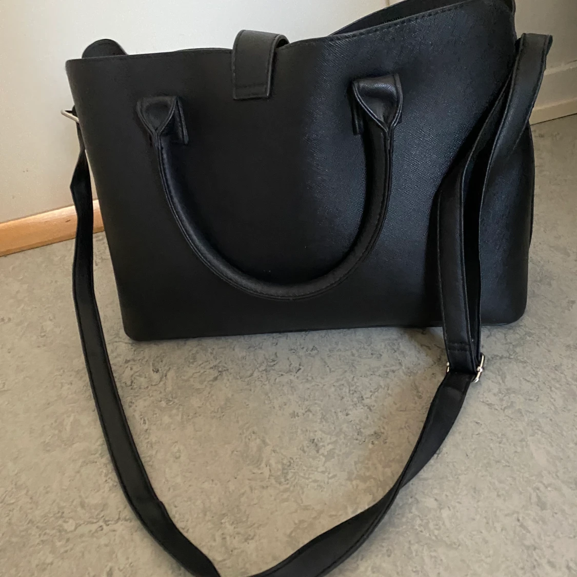 Svart axelremsväska;  - 91