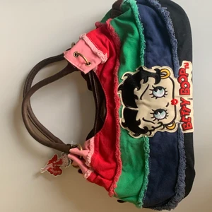 Betty boop väska  - Säljer denna otroligt söta och tror väldigt sällsynta väskan ifrån Betty boop ! Köpt i en vintage butik och säljer den här på plick för 249kr!! verkligen så fin och vill inte sälja men behöver pengarna 😽❤️