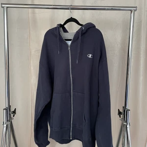 Fantastisk vintage hoodie från Champion! - Som rubriken lyder är den i väldigt bra vintage skick! Den är i storlek XL men fungerar även väldigt bra som en oversized tröja!   Om det är några funderingar eller om fler bilder önskas så är det bara att höra av sig!