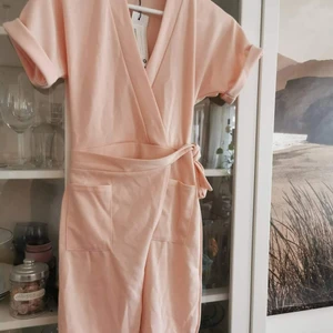 Klänning -  Klänning i gammelrosa färg typ eller aprikos. Helt ny med lappar 🙄 som kan bäras till vardags och till fest, från Bohoo  Lutar mer mot strl. 34   90 % poly, 5 % Elastan   🌸🌱