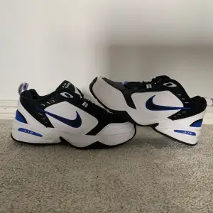 Snygga skor från Nike i storlek 39. Använd fåtal gånger och är som nya. Budgivning sker, kan även sälja snabbt vid ett rimligt pris. Har du några frågor eller funderingar är det bara att skriva till mig privat😊