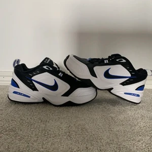 Nike AIR Monarch - Snygga skor från Nike i storlek 39. Använd fåtal gånger och är som nya. Budgivning sker, kan även sälja snabbt vid ett rimligt pris. Har du några frågor eller funderingar är det bara att skriva till mig privat😊