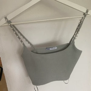 Superfin top med pärlor - En superfin ljusgrön top från zara med pärlor, aldrig använd där av säljer jag den. 💘Buda från 60kr eller köp direkt för 90kr 💘