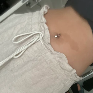 Beige linnebyxor  - Typ linnebyxor, super fina men är för korta för mig tyvärr :( aldrig använda. Jag är 168 cm ungefär, så passar bäst på kortare. Storlek 38 men passar även en 36 (går att knyta hårdare) 