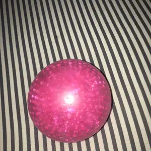 Hej!💞 säljer min rosa stora stressboll, köpte den på lekia men sen ångrade jag mig jag använder inte den längre o någon annan skulle behövt den mer! Budgivning om många är intresserade💞 skriv privat om ni är intresserade!