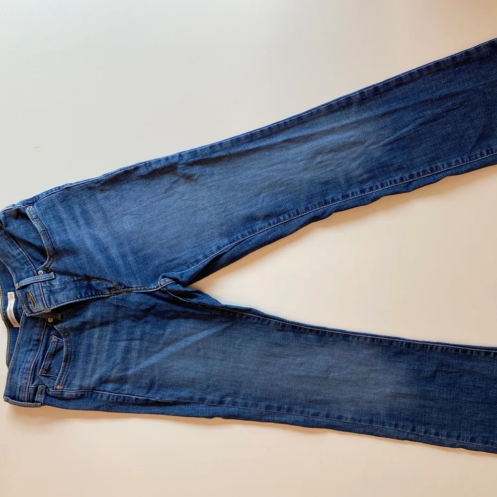 Supersnygga 315 shaping bootcut jeans i strl 28 ifrån Levis! Använda 1 gång & är i fint skick. Köparen står för frakten . Jeans & Byxor.