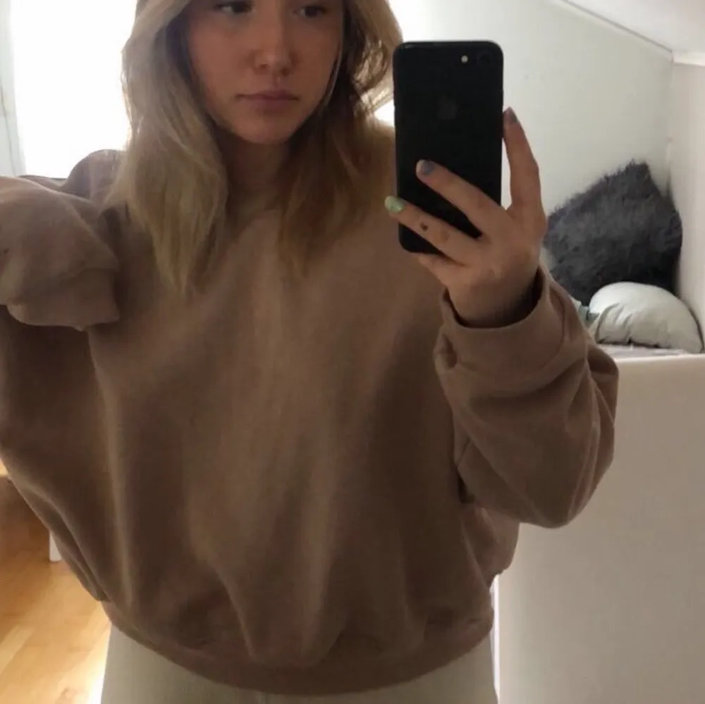 Beige sweatshirt i toppskick! Passar en XS-M, sitter snyggt oversized på mig som är en S ✨ . Tröjor & Koftor.