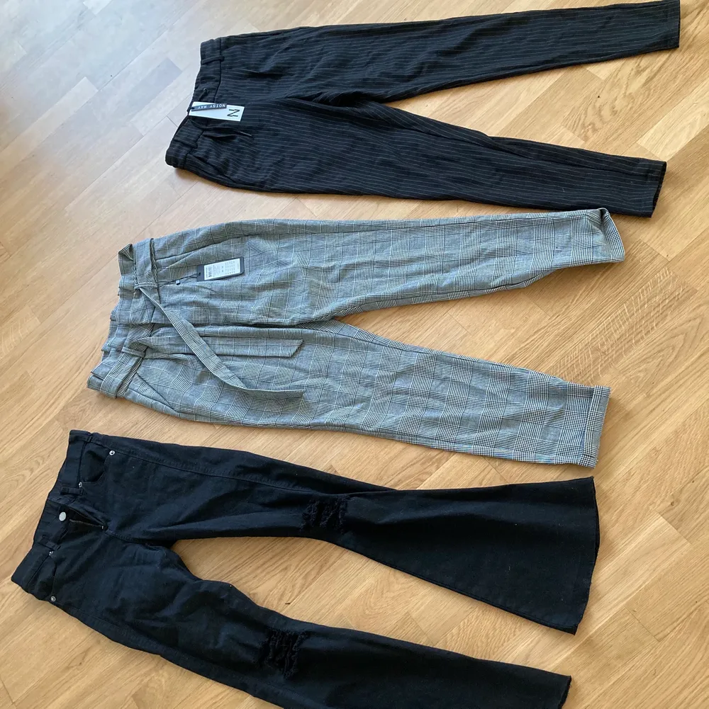 1. Svarta utsvängda jeans, Dr Denim, stlxs/32, som nya 2. Grårutiga byxor från Veromoda, stlxs/32, helt nya. 3. Svartvit randiga byxor från Veromoda, stlxs/32, helt nya. 100kr/st.. Jeans & Byxor.