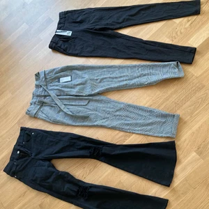 3 par Byxor - 1. Svarta utsvängda jeans, Dr Denim, stlxs/32, som nya 2. Grårutiga byxor från Veromoda, stlxs/32, helt nya. 3. Svartvit randiga byxor från Veromoda, stlxs/32, helt nya. 100kr/st.