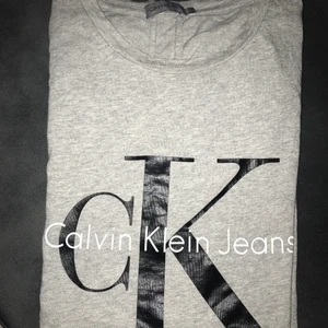 Basic Calvin Klein T-shirt  - Nypris på denna är 500kr, säljs i gott skick för 200kr! Kan både frakta och mötas upp i Stockholm ❤️🥰