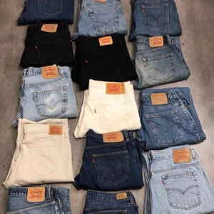 Storlek: olika  - Byxor man ska ha för sommaren är ju här! 12+ stycken baggy vintage Levis jeans, alla möjliga storlek 25 till 36 Passar till alla,  BARA SERIÖST KÖPARE 