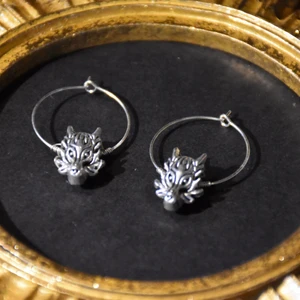 Varg hoops  - Silvriga hoops med vargberlocker. 