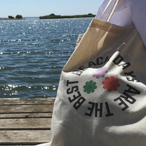 Totebag - Tygpåsar med tryck som finns flera exemplar. Kan tvättas upp till 40-60 grader i tvättmaskin får ej tvättas för hand. Hållbara och miljövänliga gjorda utav 100% bomull. Dom görs för hand med värmepress. 70kr + frakt 💗